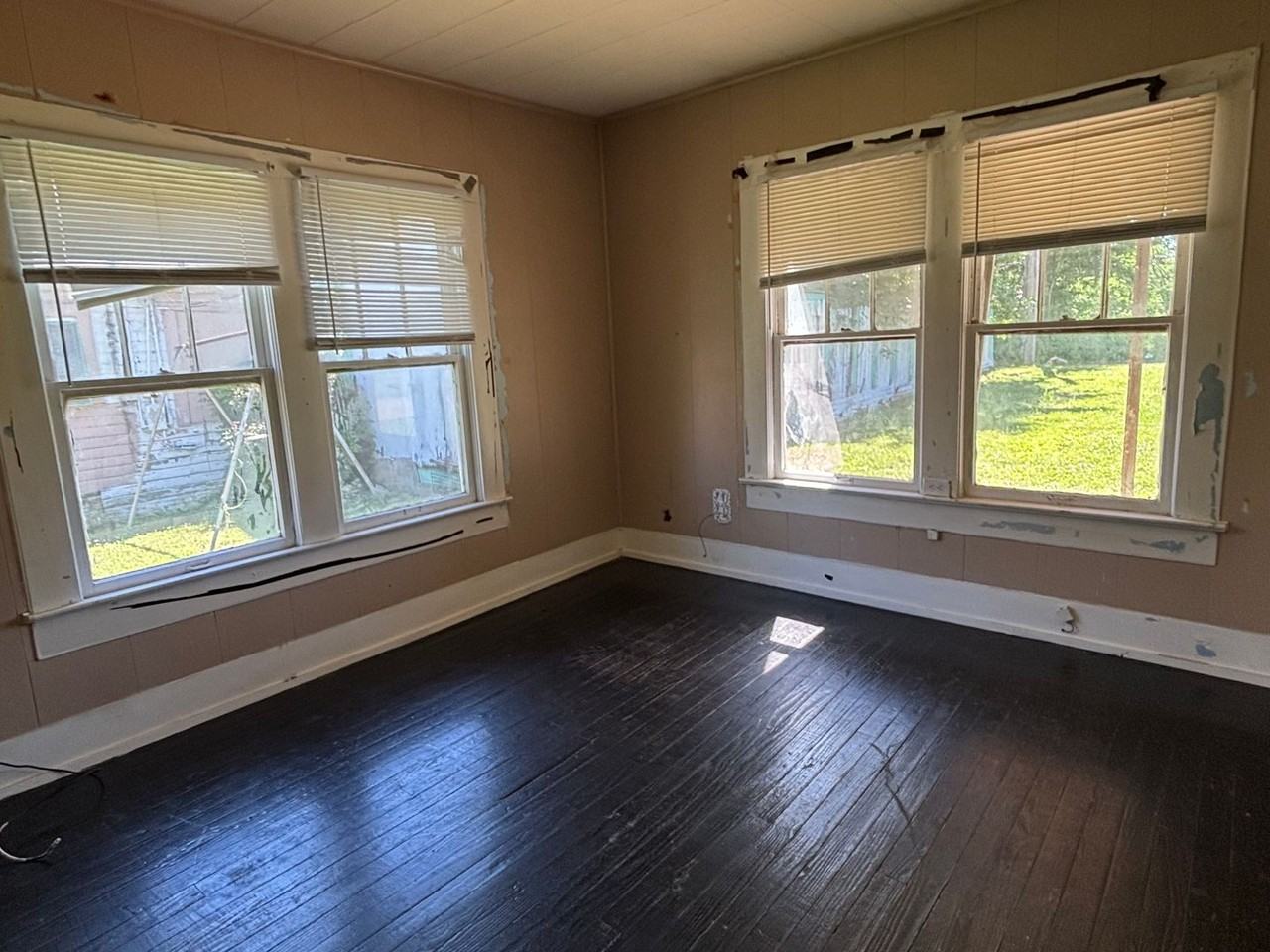 1033 Bowie St - Photo 6 of 8