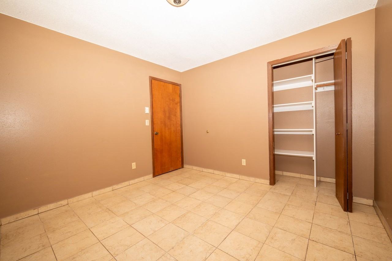 415 E Foster St - Photo 7 of 10