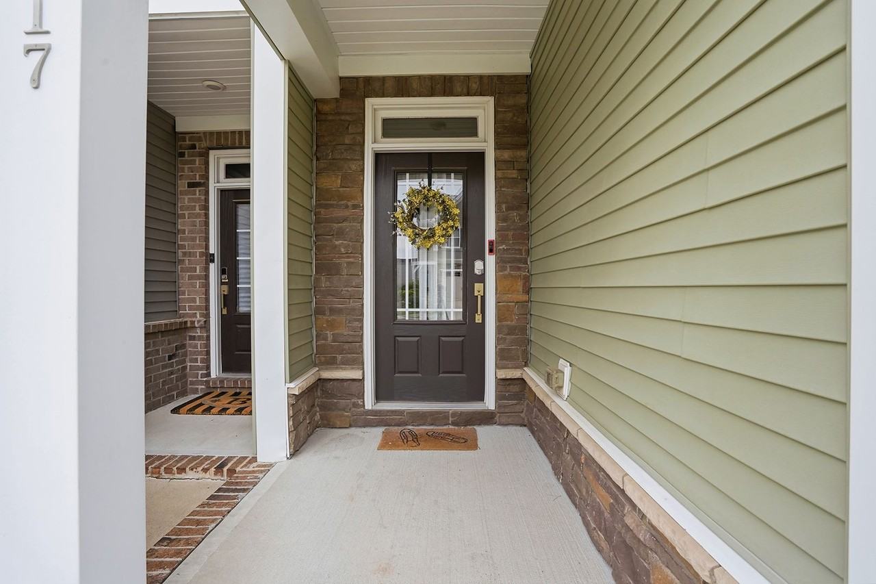 1017 Epiphany Rd - Photo 4 of 34