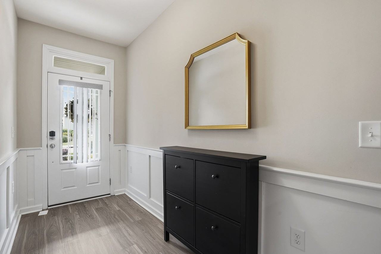 1017 Epiphany Rd - Photo 5 of 34