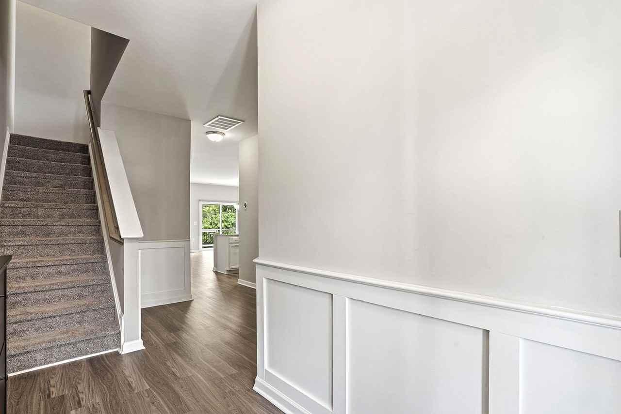1017 Epiphany Rd - Photo 6 of 34