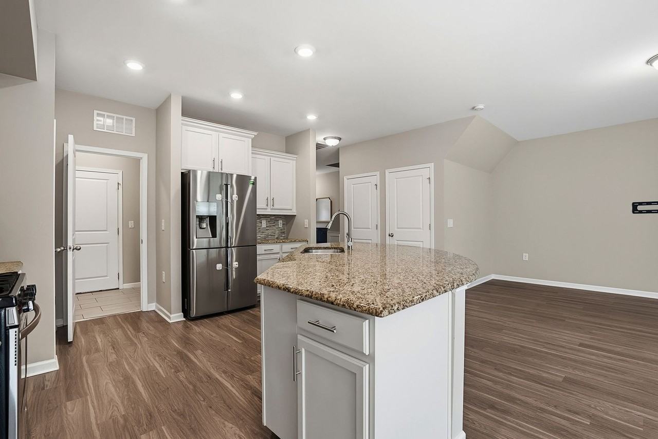 1017 Epiphany Rd - Photo 7 of 34