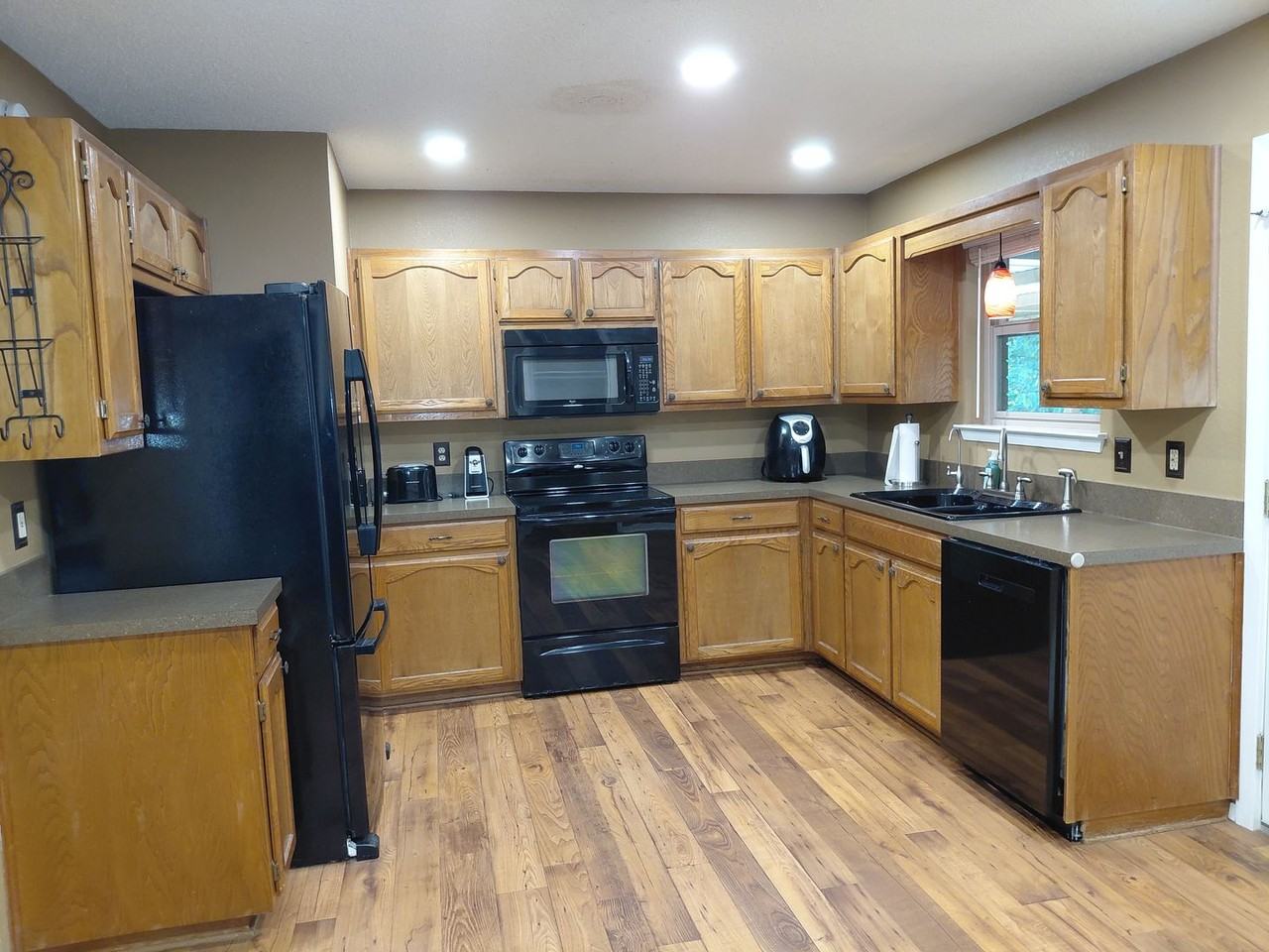 3725 Greenwood Rd - Photo 2 of 33