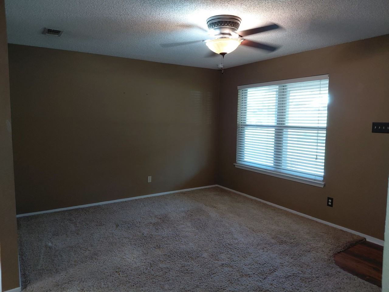3725 Greenwood Rd - Photo 4 of 33