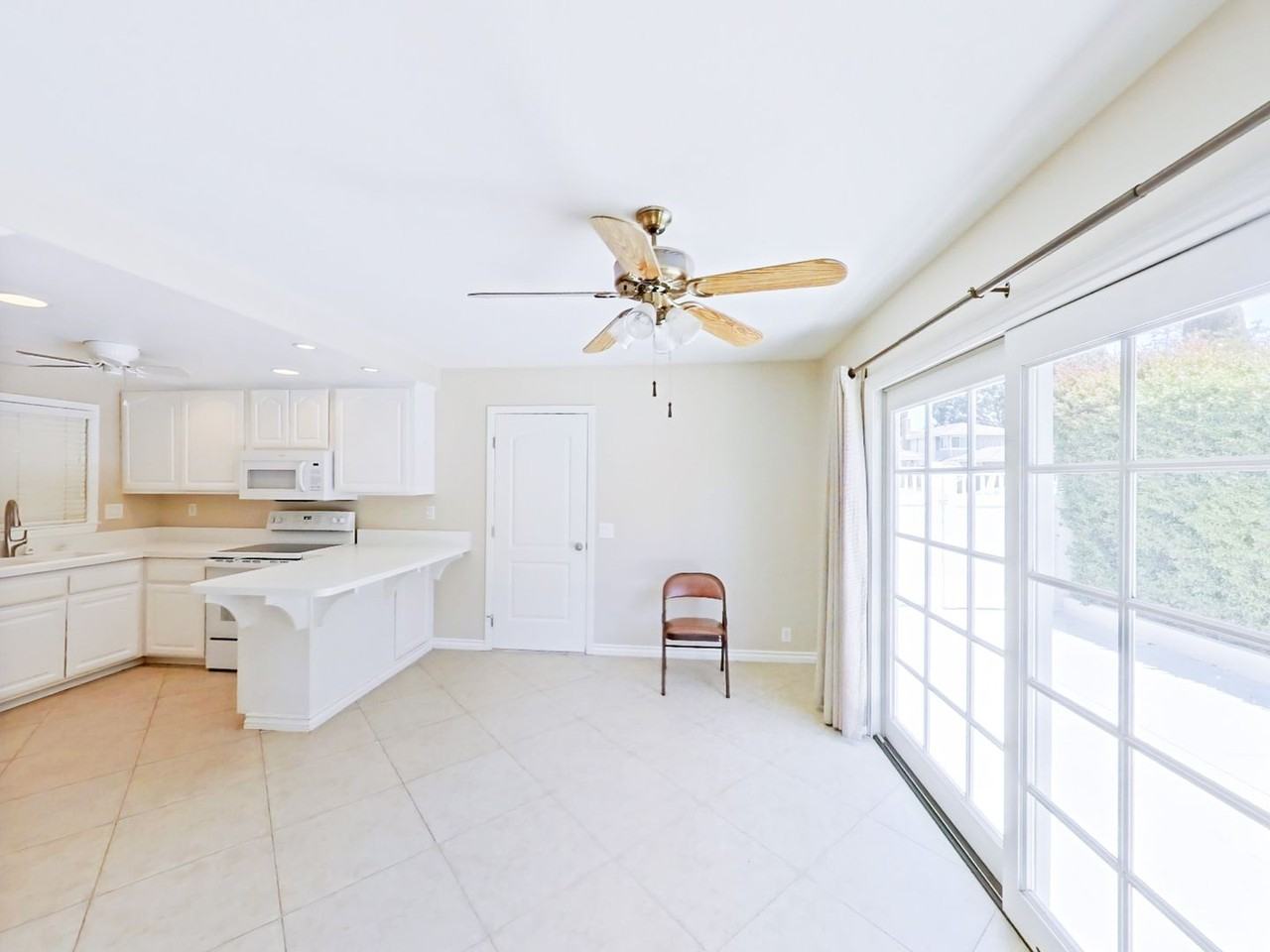 25152 Northrup Dr - Photo 4 of 22