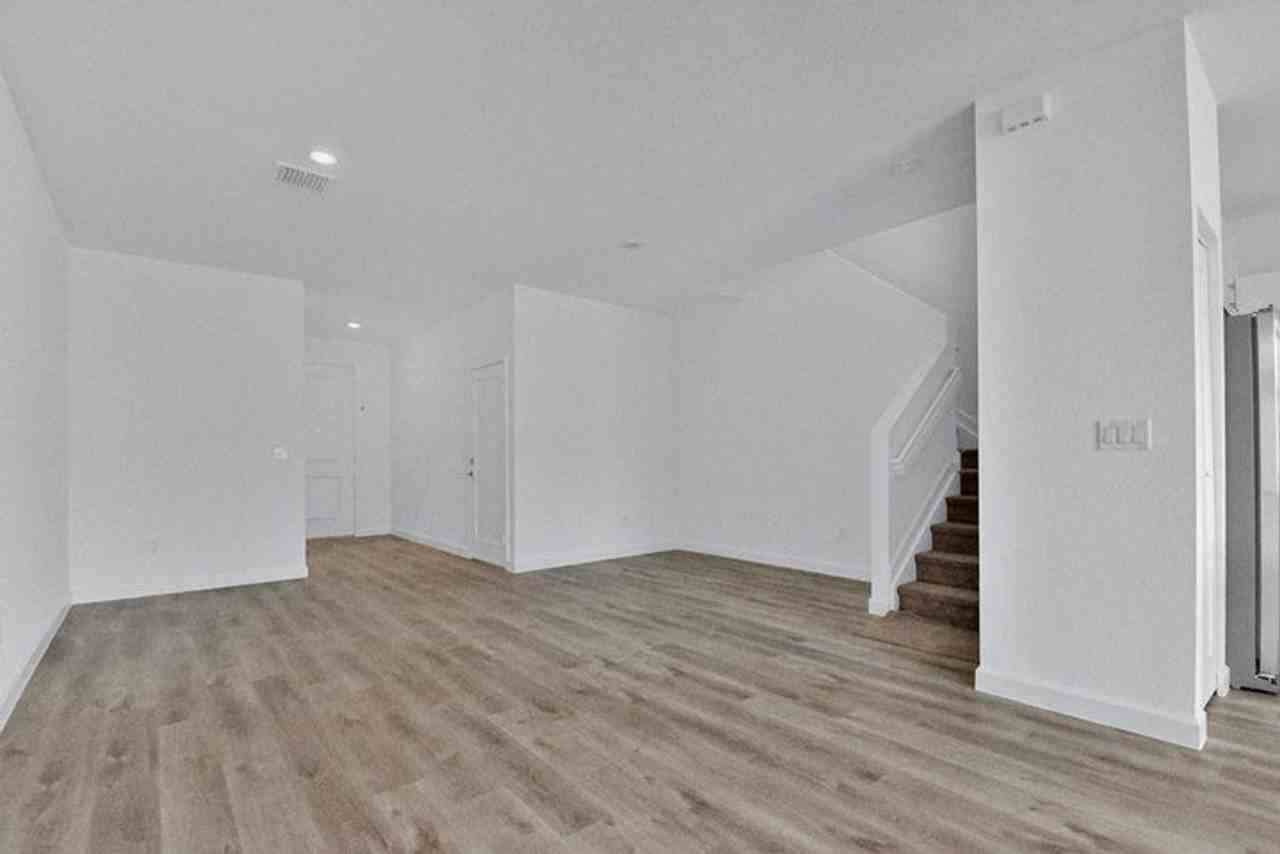 4074 Highland Oaks Dr - Photo 2 of 16