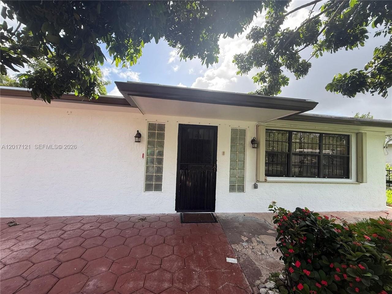 2650 Sw 13th Ave - Photo 2 of 10