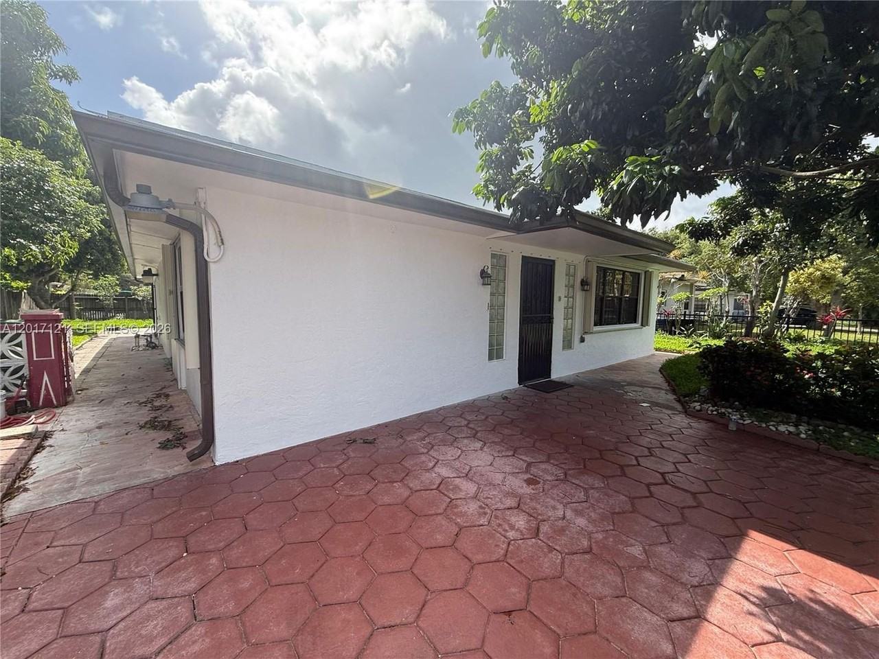 2650 Sw 13th Ave - Photo 3 of 10
