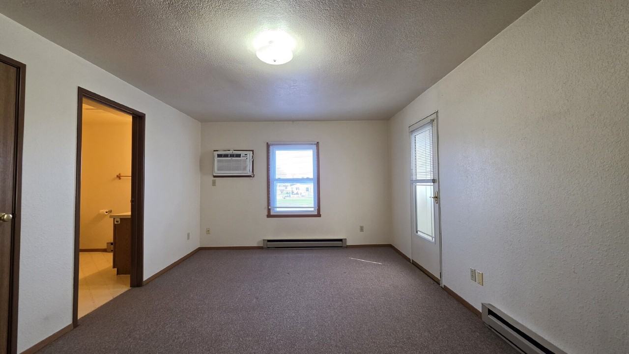 109 N Elm St - Photo 5 of 12