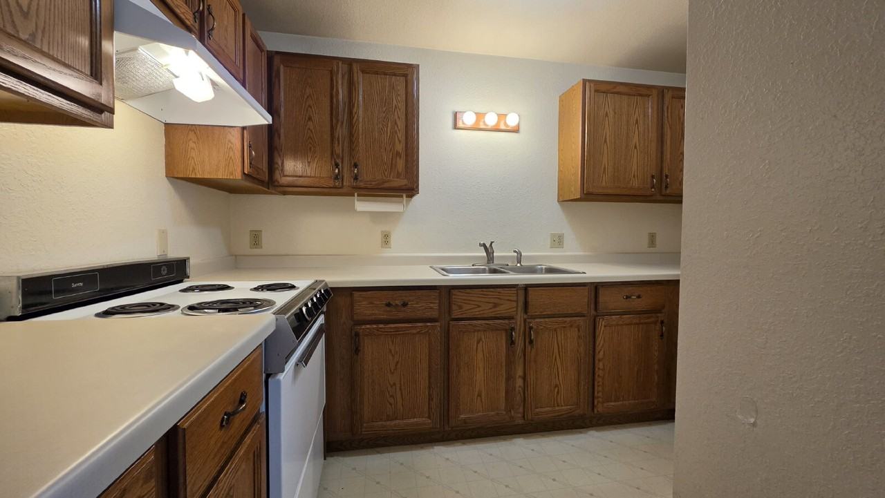 109 N Elm St - Photo 7 of 12