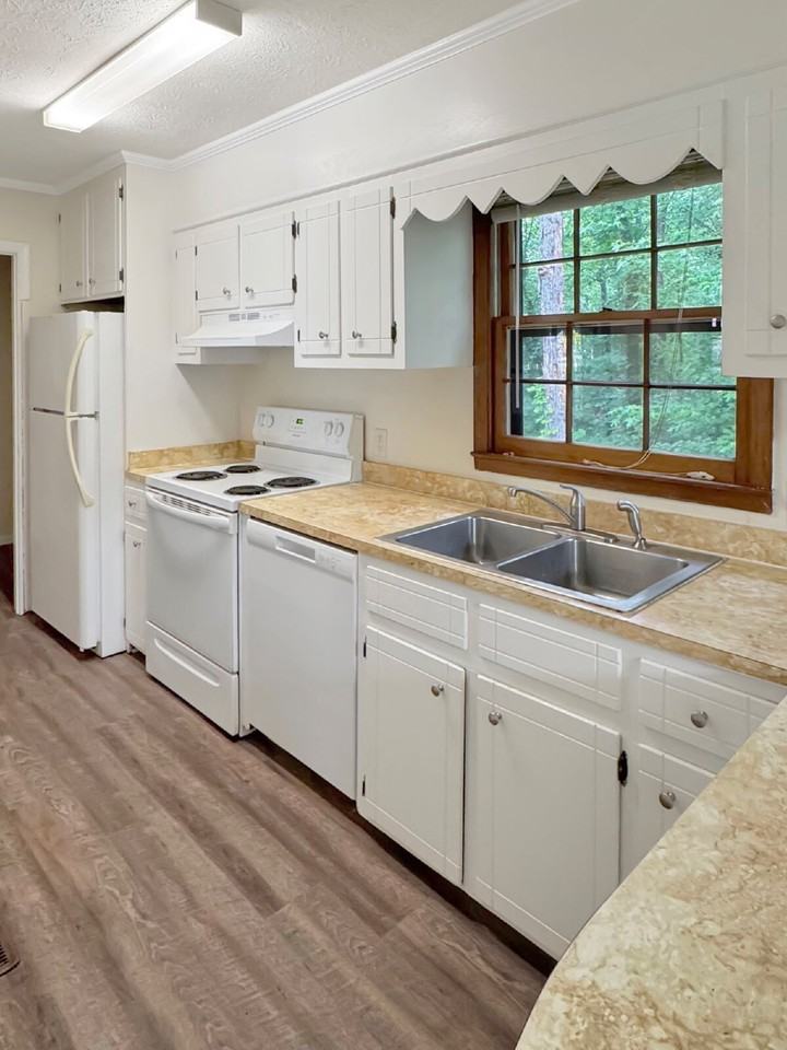 3633 Oakland Ln - Photo 3 of 9