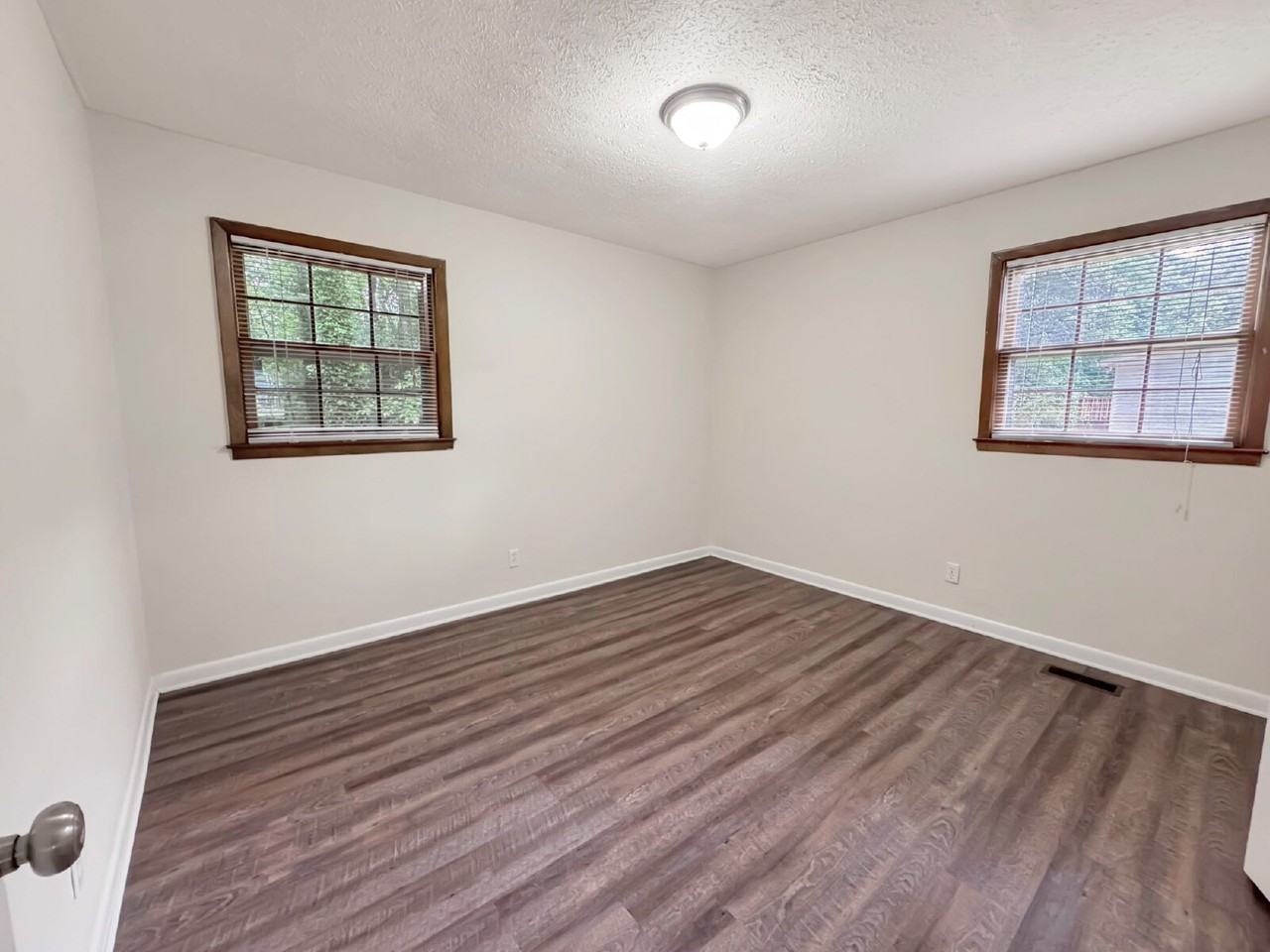 3633 Oakland Ln - Photo 5 of 9