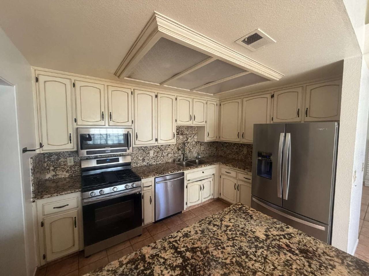 6113 Castleford St - Photo 4 of 20