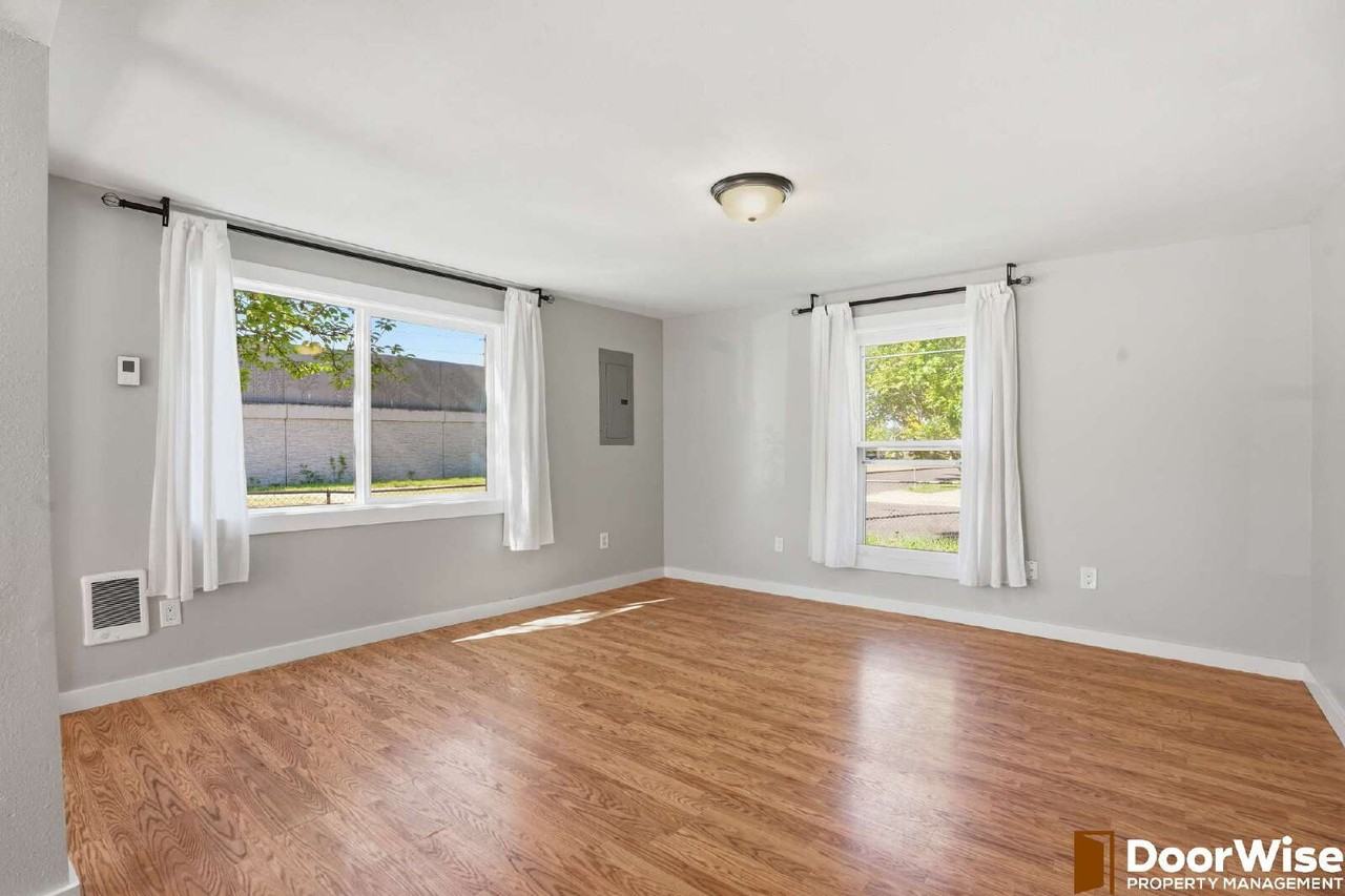 1401 E 11th St - Photo 3 of 28