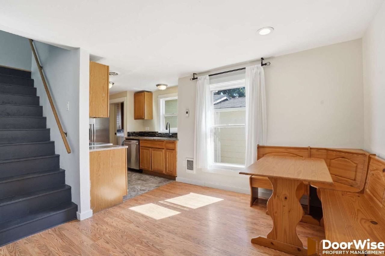 1401 E 11th St - Photo 4 of 28