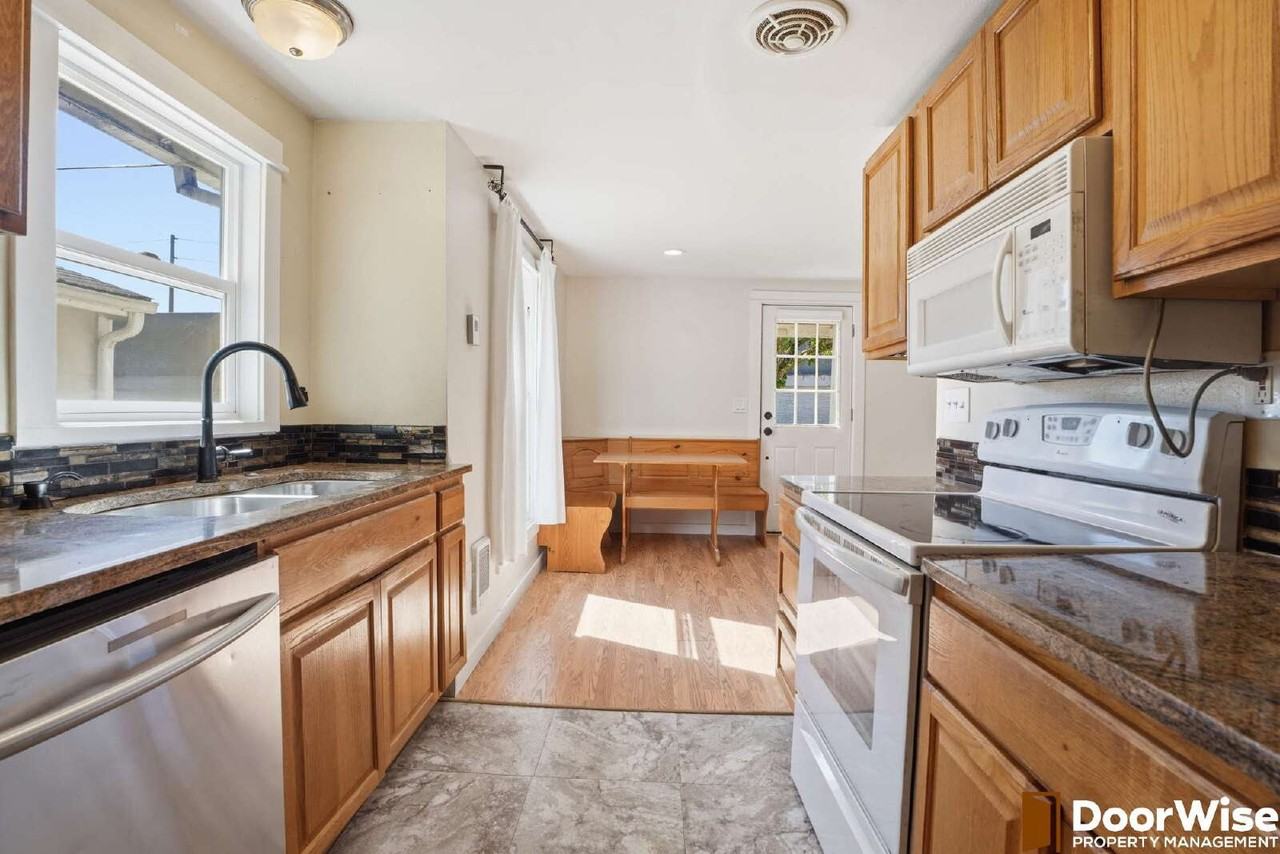 1401 E 11th St - Photo 6 of 28