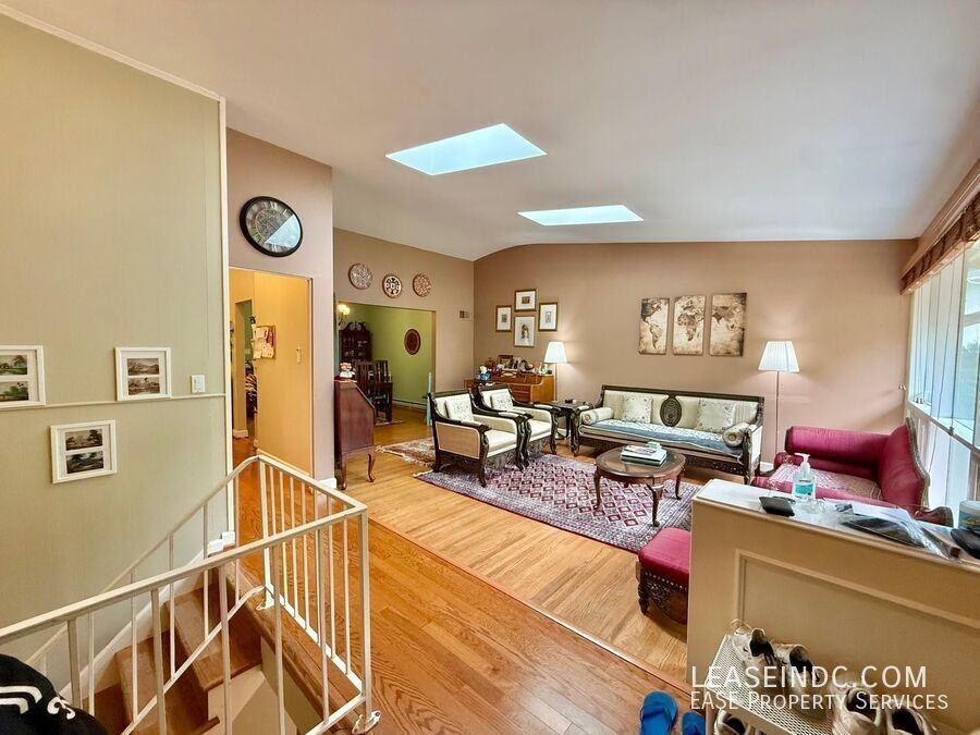 6424 Hollins Dr - Photo 4 of 41