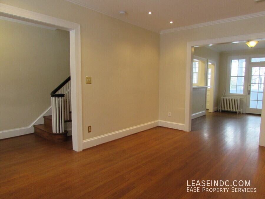 2215 39th St Nw - Photo 4 of 27