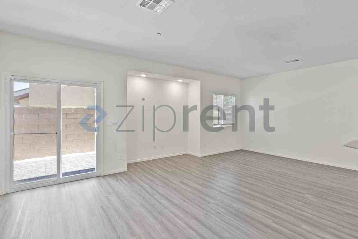 7870 Aurora Sky St #3 - Photo 5 of 27