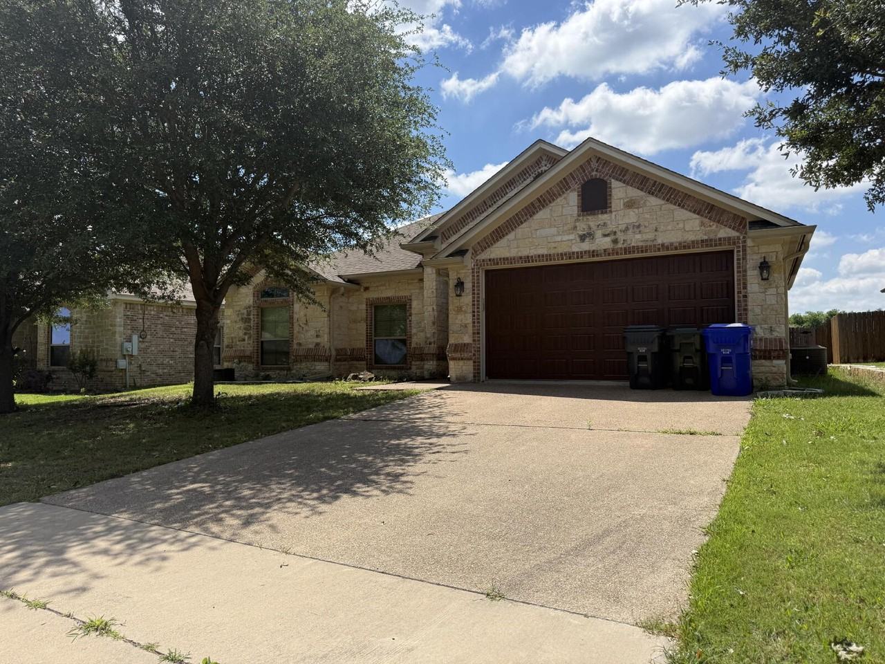 9804 Houston Dr - Photo 4 of 36