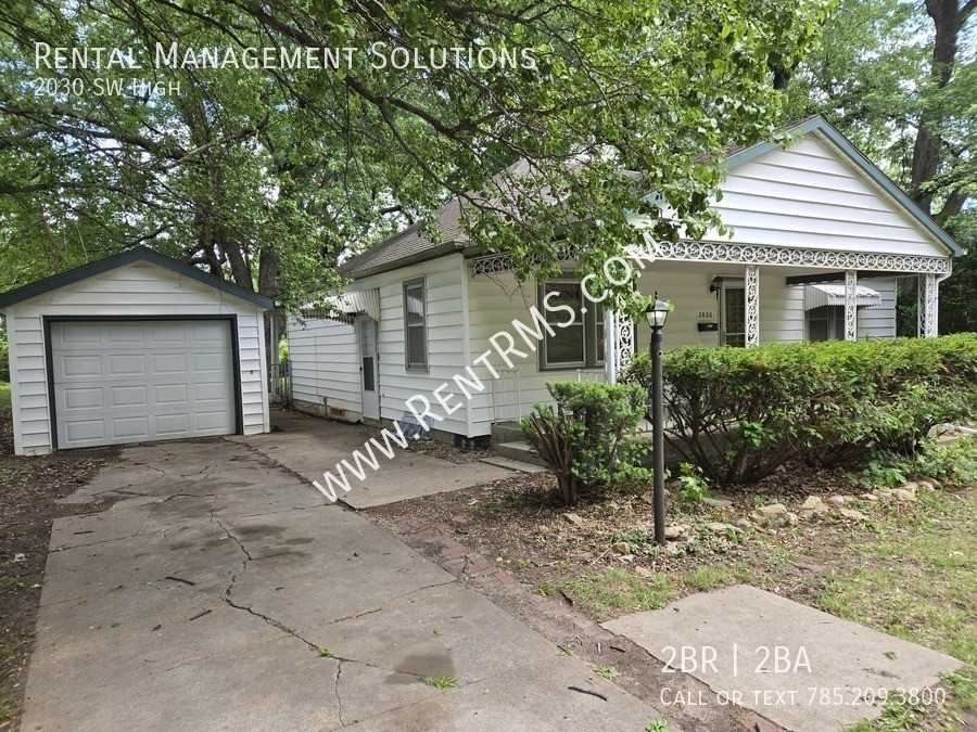 2030 Sw High Ave - Photo 2 of 26