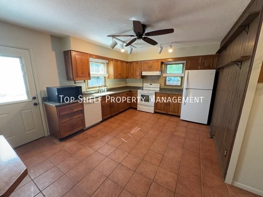 3215 44th St - Photo 3 of 16