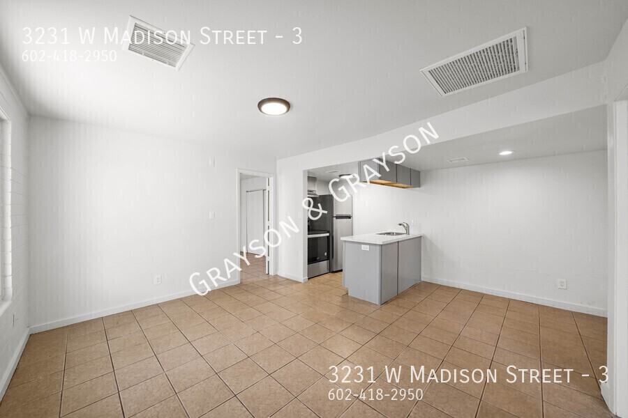 3231 W Madison St #3 - Photo 4 of 24