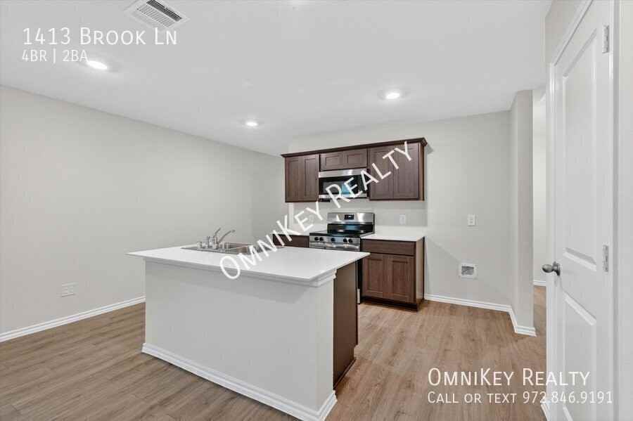 BROOK & - Photo 4 of 24