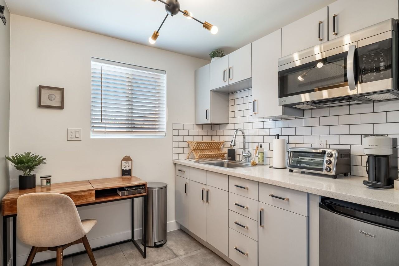 2145 W Fairmount Ave - Photo 2 of 10