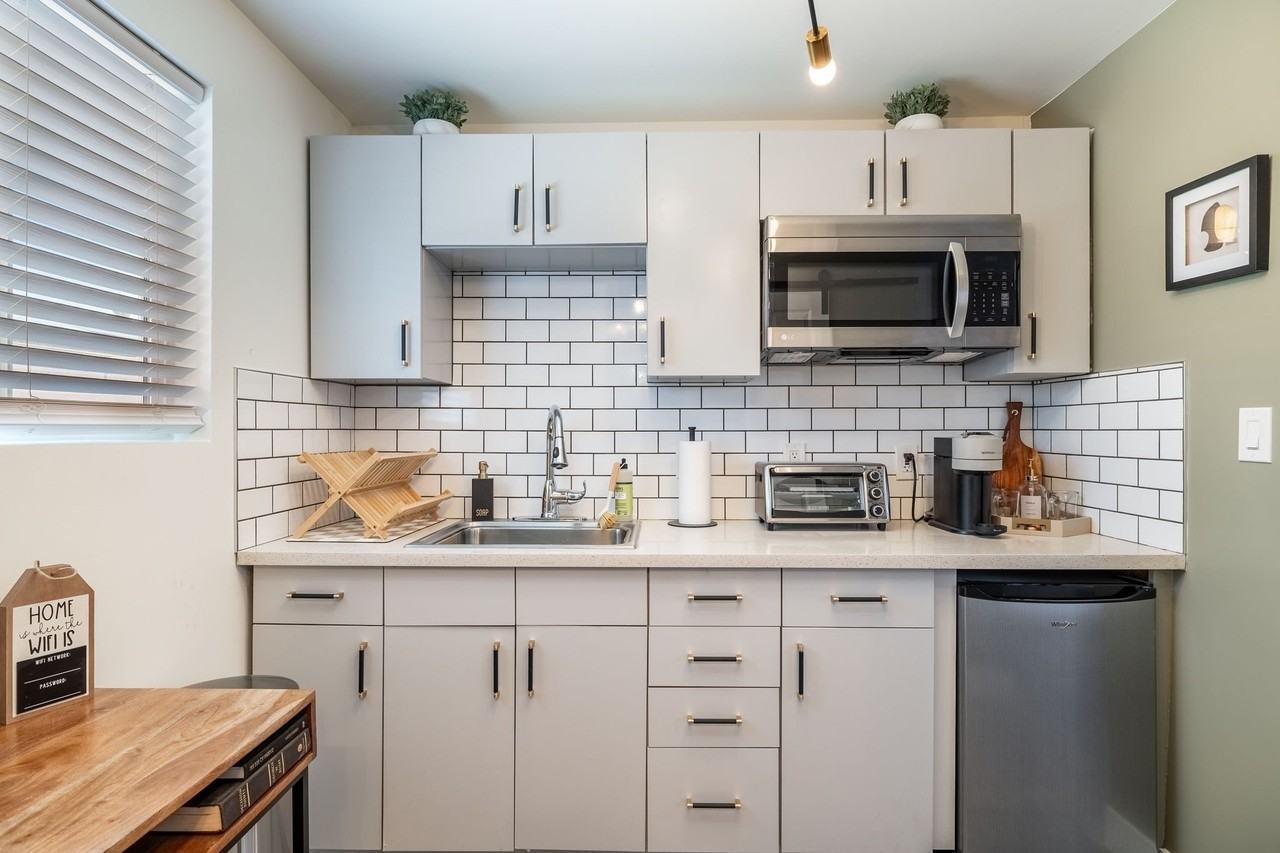2145 W Fairmount Ave - Photo 4 of 10