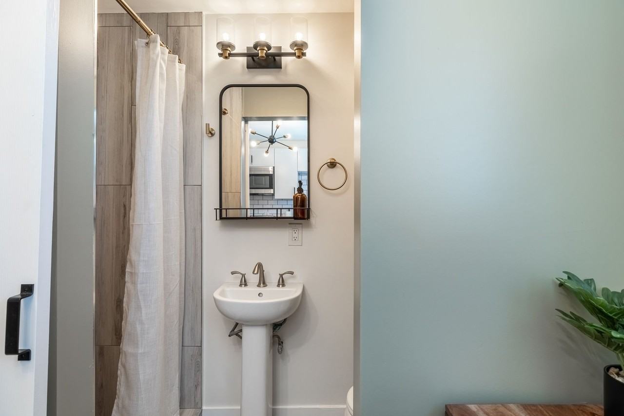 2145 W Fairmount Ave - Photo 6 of 10