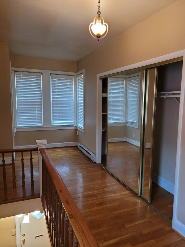 407 W Race St - Photo 4 of 12