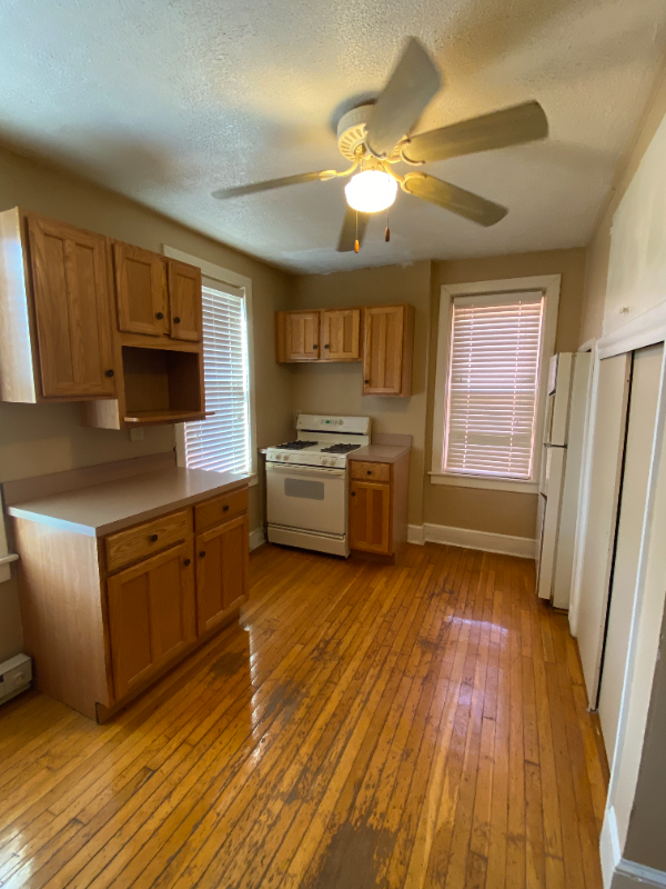 407 W Race St - Photo 6 of 12