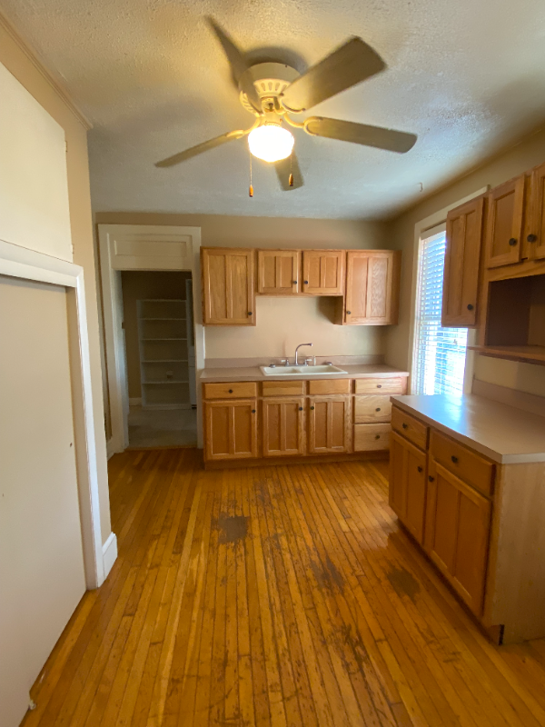 407 W Race St - Photo 7 of 12