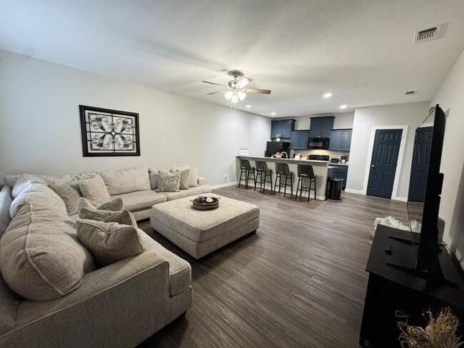 1901 E Sabine St #103 - Photo 3 of 5