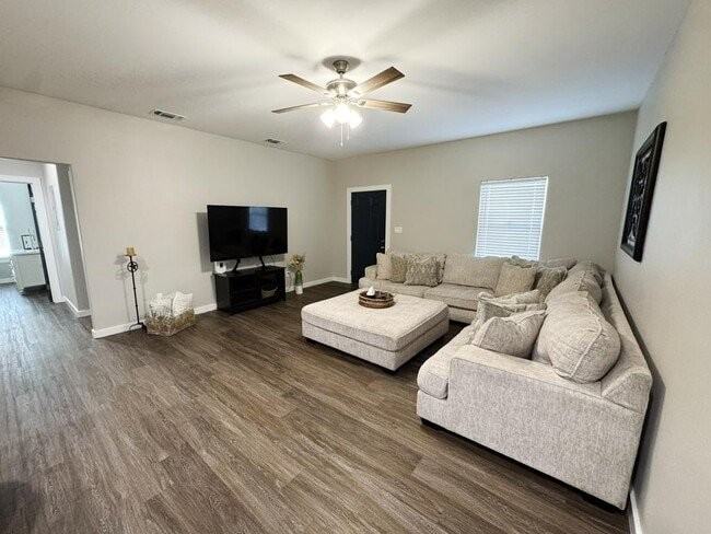 1901 E Sabine St #103 - Photo 4 of 5