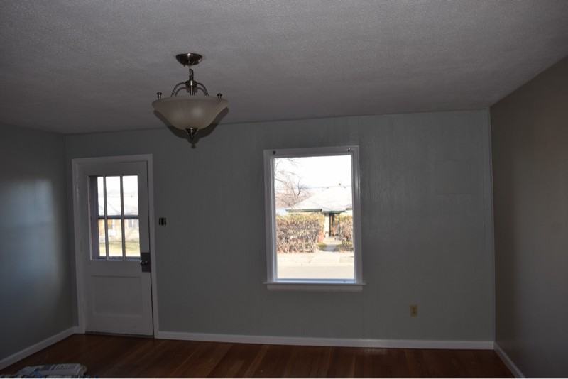 1511 Knight St - Photo 2 of 9