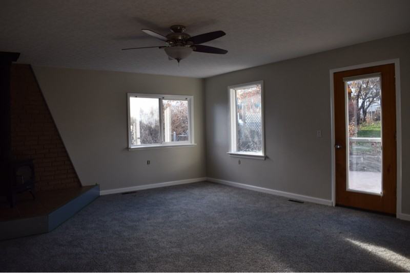 1511 Knight St - Photo 3 of 9