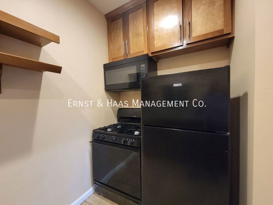 930 E Broadway - Photo 6 of 9