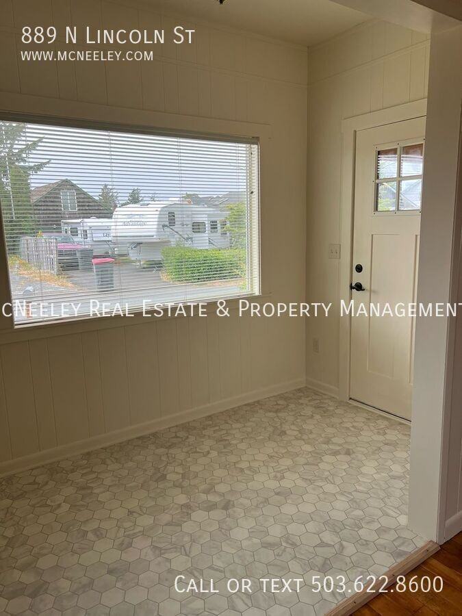 889 N Lincoln St - Photo 2 of 16