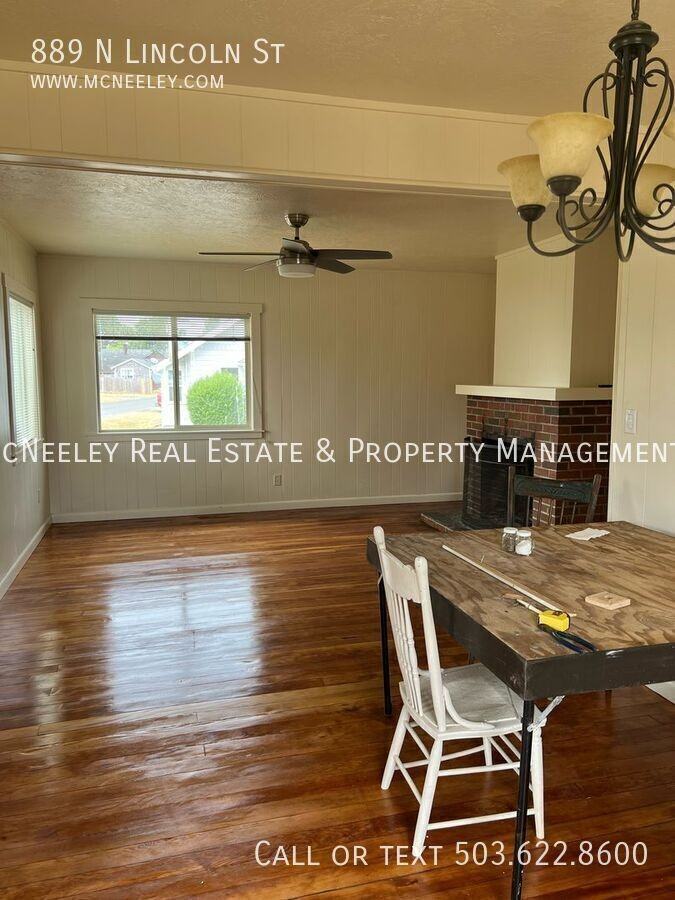 889 N Lincoln St - Photo 3 of 16