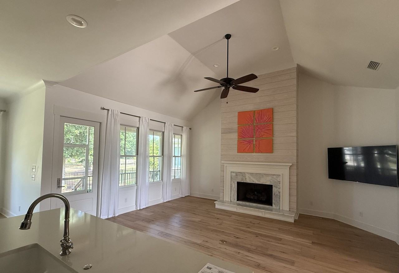 427 Colony Dr - Photo 2 of 6
