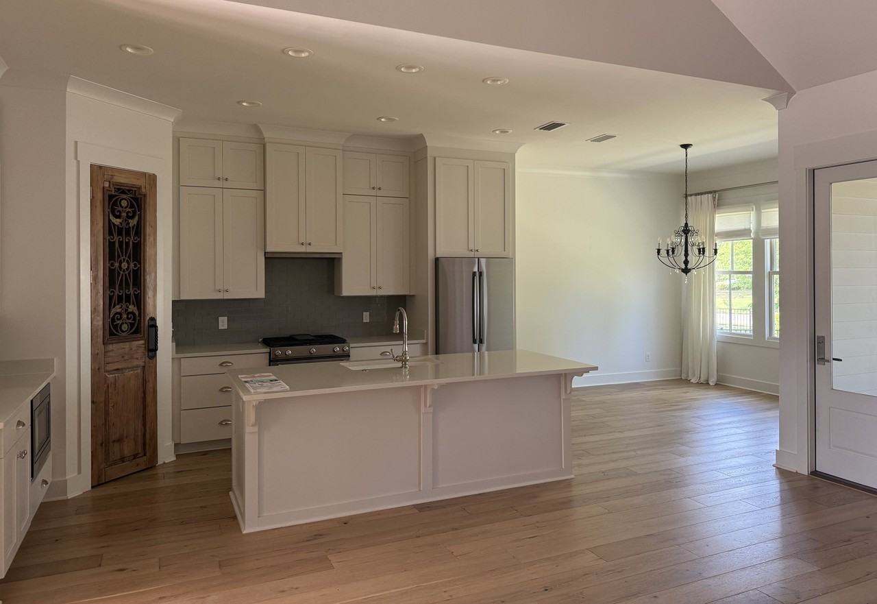 427 Colony Dr - Photo 3 of 6
