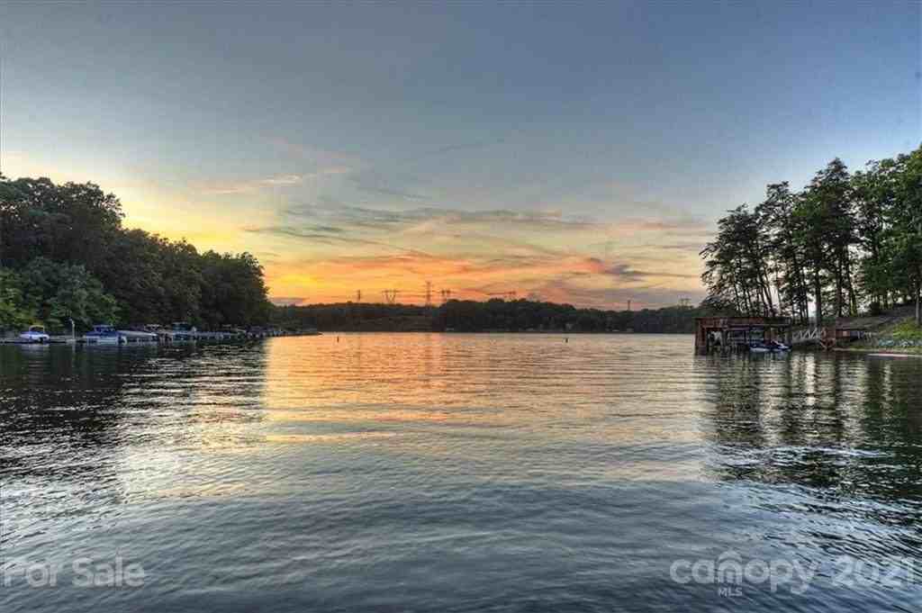 2427 Mt Isle Harbor Dr - Photo 4 of 20