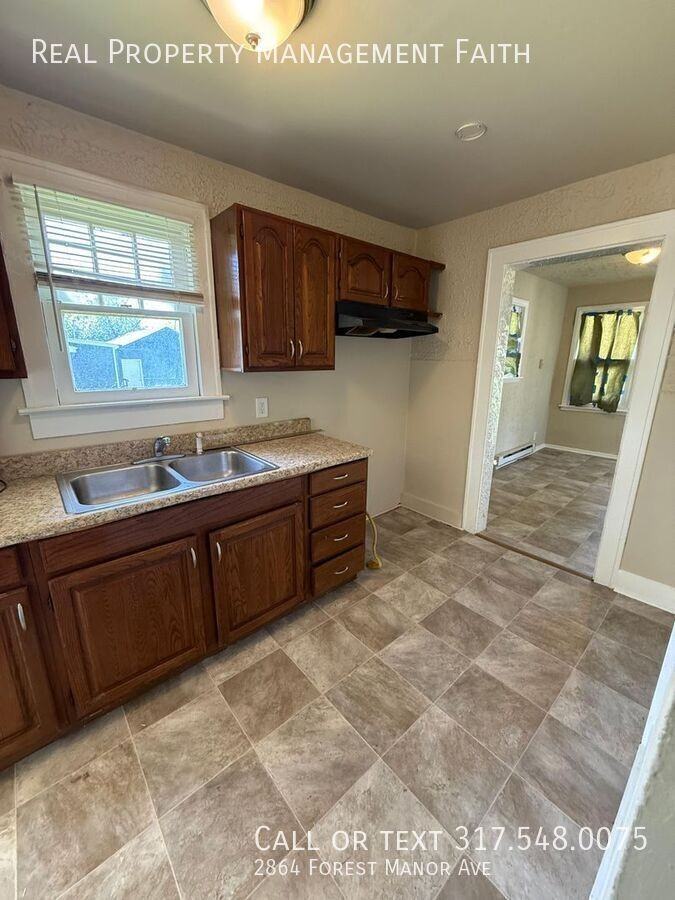2864 Forest Manor Ave - Photo 6 of 24