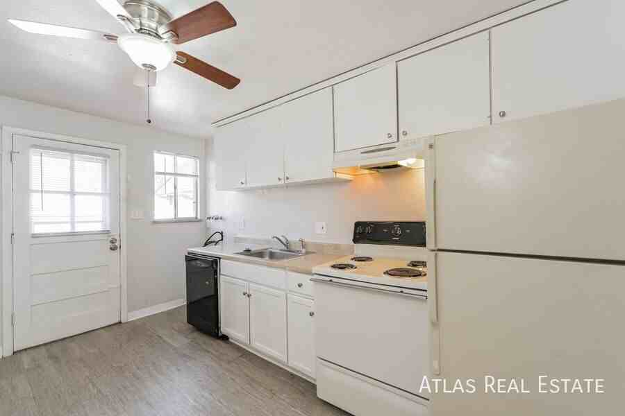 2367 S Locust St #B - Photo 4 of 11