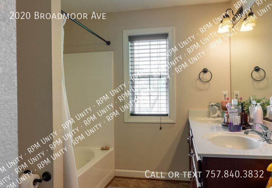 2020 Broadmoor Ave - Photo 4 of 9