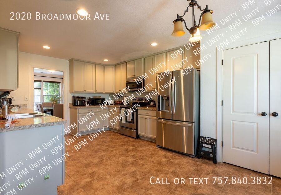 2020 Broadmoor Ave - Photo 7 of 9