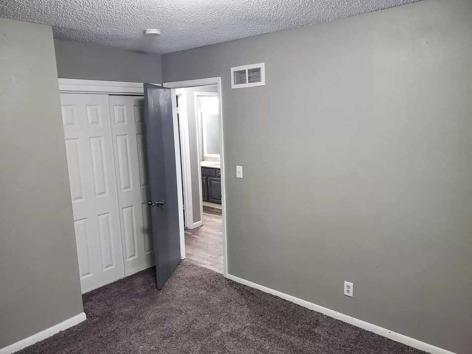 E Hackley Ave - Photo 4 of 16