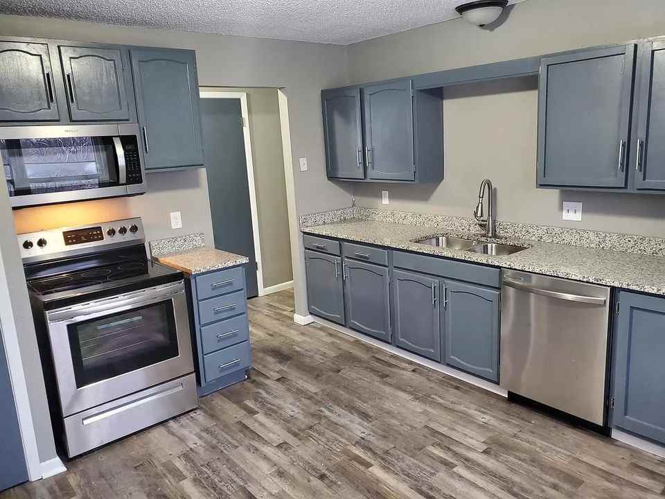 E Hackley Ave - Photo 7 of 16